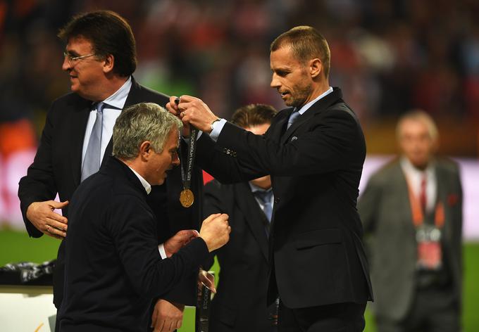 Potem je nastopilo slajše opravilo. Podeljevanje zlatih medalj zmagovalcem iz Manchestra. Takole jo je okoli vratu obesil Joseju Mourinhu. | Foto: Getty Images