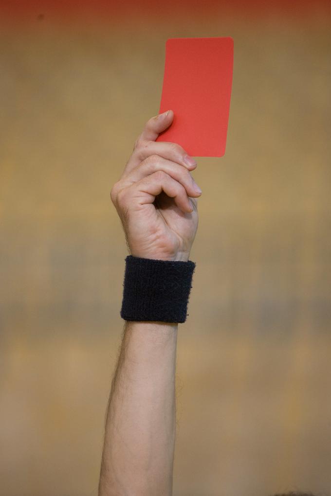 Glavni sodnik je v tretjem nizu pokazal rdeči karton in niz je brez boja pripadel Calcitu. | Foto: Vid Ponikvar