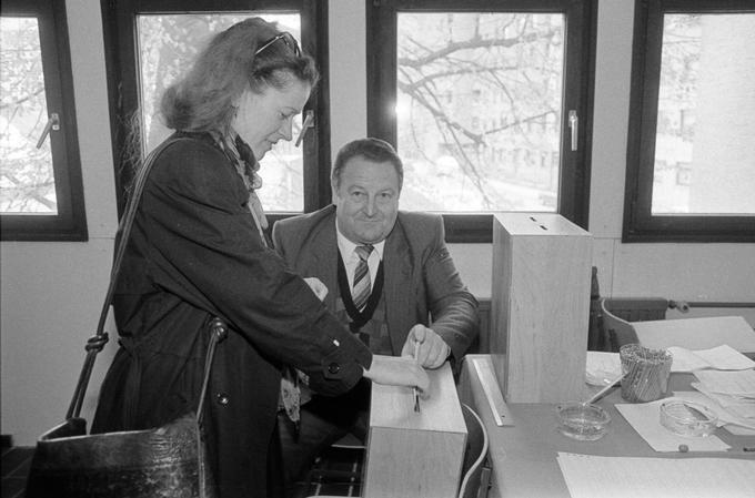 Volitve na cvetno nedeljo 8. aprila 1990 | Foto: Tone Stojko, hrani Muzej novejše zgodovine Slovenije