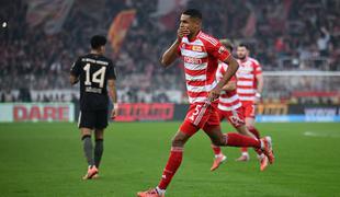 Končan sanjski niz Bayerna, za njim gneča