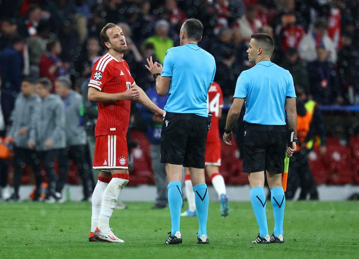 Bayern ni bil zadovoljen s številnimi odločitvami portugalskega sodnika. | Foto: Reuters