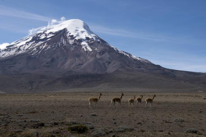 Točka na Zemlji, ki je najbližje vesolju, sicer ni Everest, temveč vrh ognjenika Čimborazo v Ekvadorju. 6.263 metrov visoki Čimborazo, sicer del Andov, južnoameriške gorske verige, leži v bližini ekvatorja na že omenjeni Zemljini izboklini, kar pomeni, da je vesolju relativno bližje od najvišje gore sveta. | Foto: 