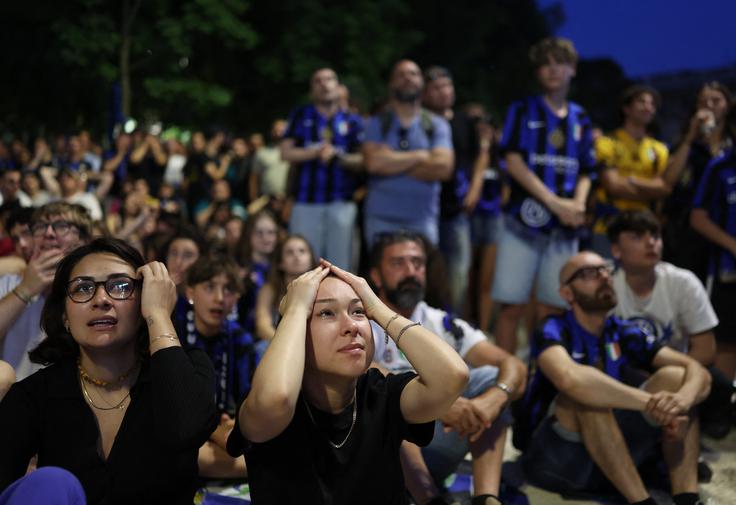 Navijači Interja so pričakovali boljši odpor njihovih ljubljencev in se držali za glavo. | Foto: Reuters