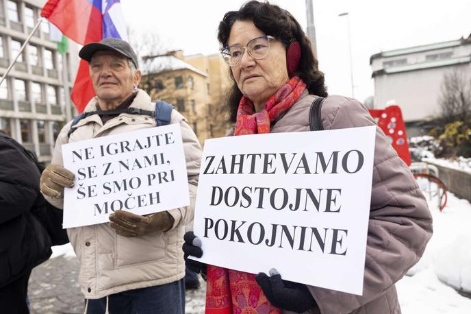 Upokojenci | V Ljudski iniciativi Glas upokojencev Slovenije med drugim zahtevajo, da se v ustavo kot pravica upokojencev vpišeta 13. pokojnina in pravica do letnega dodatka v višini ene upokojenčeve pokojnine, zahtevajo. | Foto STA