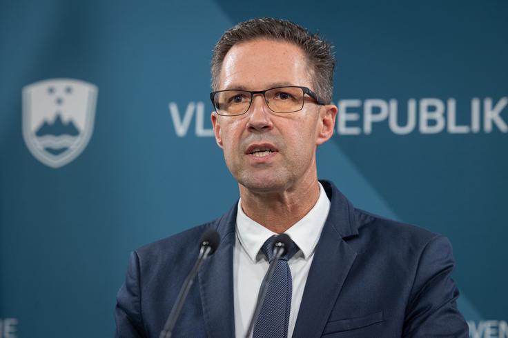 V gradivu, ki so ga danes obravnavali na vladi, so po besedah Lovšeta sredstva razdeljena na dva stebra. Najprej so sredstva za jedrne vojaške zadeve, druga pa sredstva za investicije, povezane z obrambo, varnostjo ter odpornostjo. | Foto: Bor Slana/STA