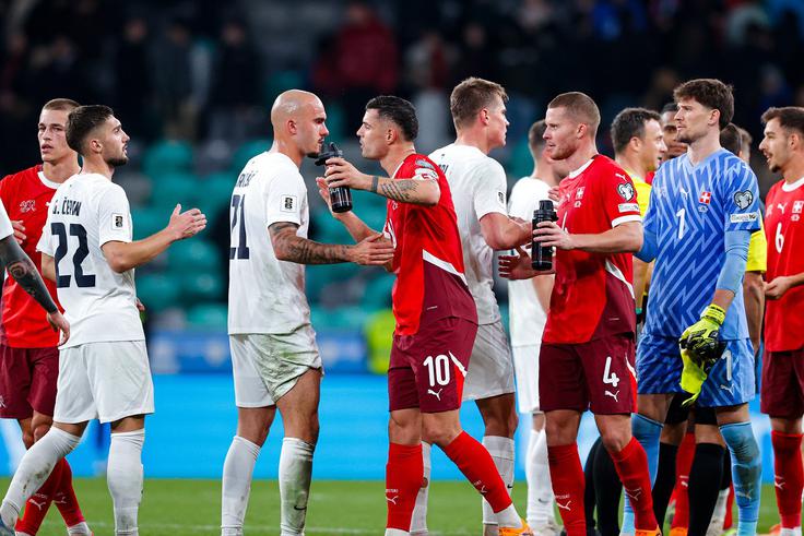 Švica vztraja na vrhu razpredelnice. Ima deset točk, kar sedem več od Slovenije, ki se v boju za SP 2026 lahko poteguje le še za drugo mesto v skupini. | Foto: Aleš Fevžer