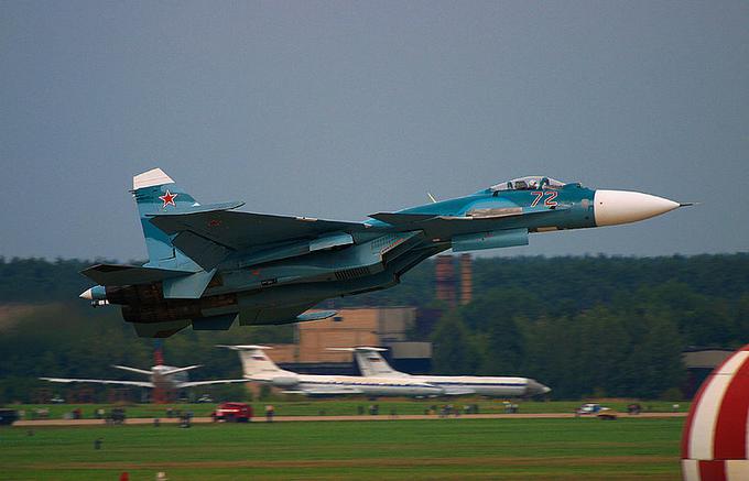 Suhoj su-33 je dvomotorni vojaški lovec, ki ga Rusi uporabljajo le na letalonosilki Admiral Kuznjecov. | Foto: Thomas Hilmes/Wikimedia Commons