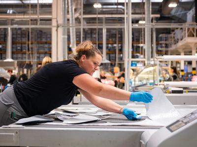 Število zaposlenih na račun upada samozaposlenih navzgor