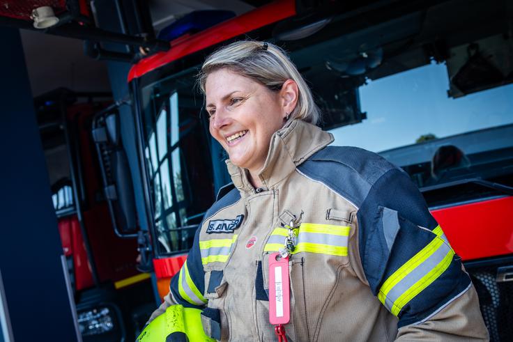 "Mogoče bi lahko bila prav pestrost našega dela tista, ki bi znala pritegniti ljudi v gasilstvo. To delo zahteva človeka, ki je dosleden, pripaden in načelen, kar po mojem mnenju mlajšim generacijam manjka. V našem poklicu potrebuješ človeka, ki zna razmišljati s svojo glavo in ki pove svoje mnenje. Ljudje se danes ne želijo izpostavljati, a brez tega ne moremo pričakovati napredka v družbi." | Foto: Gaja Hanuna