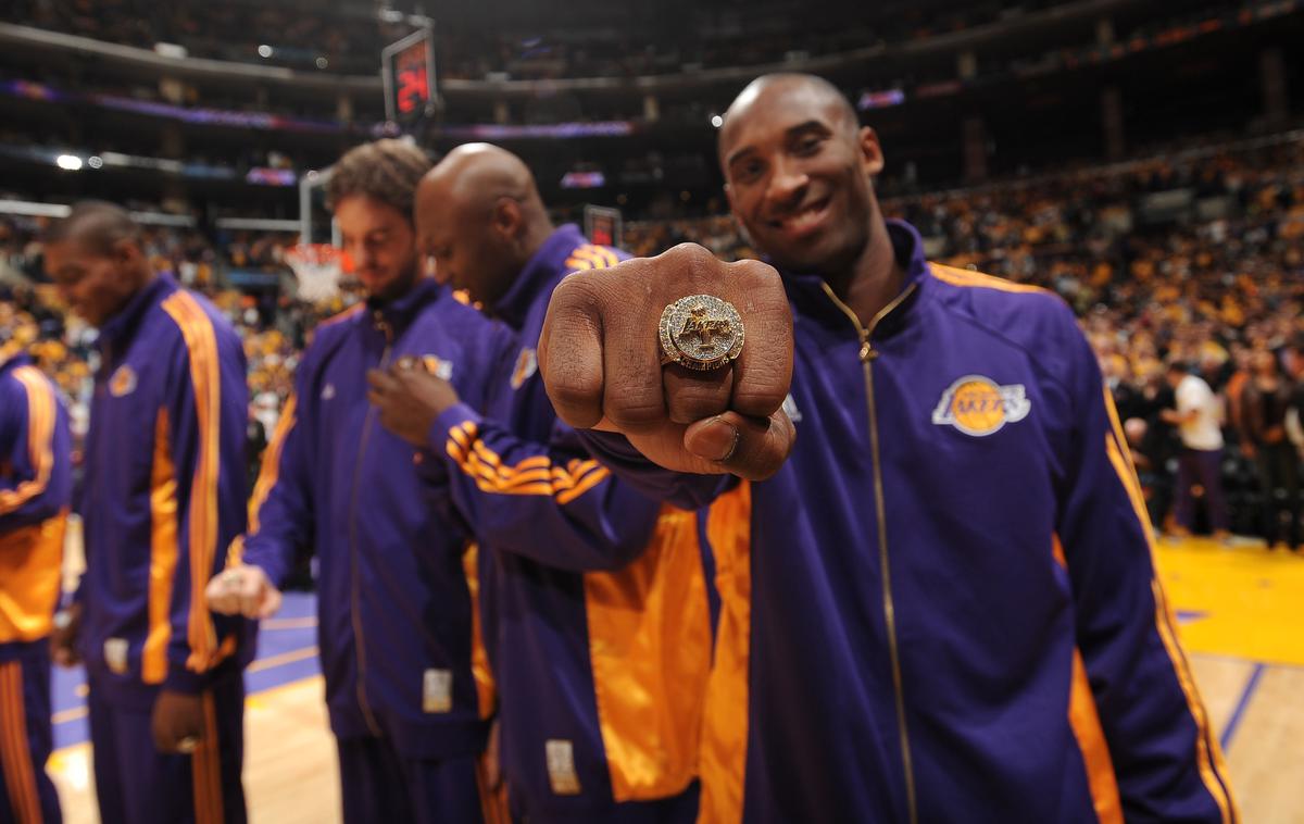 Kobe Bryant prstan | Najzanimivejše poudarke iz življenja Kobeja Bryanta smo zbrali v 24 elinej. Zakaj ravno 24? Ker je bila to številka, ki je zaznamovala večji del njegove košarkarske kariere.  | Foto Getty Images