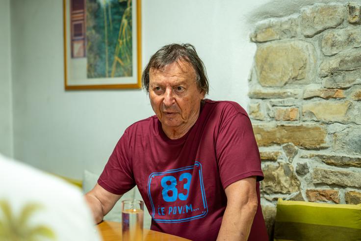 "Predvsem me razveseli, ko jo slišim tam, kjer je ne pričakujem. Ko se peljem z avtom in nenadoma zaslišim kakšno svojo pesem, si vedno rečem: "Poglej, še živi." In to je lep občutek. Ne zato, ker je moja, ampak zato, ker pomeni, da je našla pot do ljudi. To je največ, kar si avtor lahko želi." | Foto: Liam Toni Šironjič