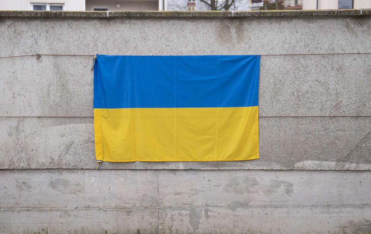 Ukrajina, zastava | Prireditev bi sicer morala gostiti Ukrajina, saj je na letošnji Evroviziji zmagal ukrajinski Kalush Orchestra. A ker zaradi vojne ne more zagotoviti varnosti, so prireditelji za gostiteljico izbrali Veliko Britanijo. | Foto STA