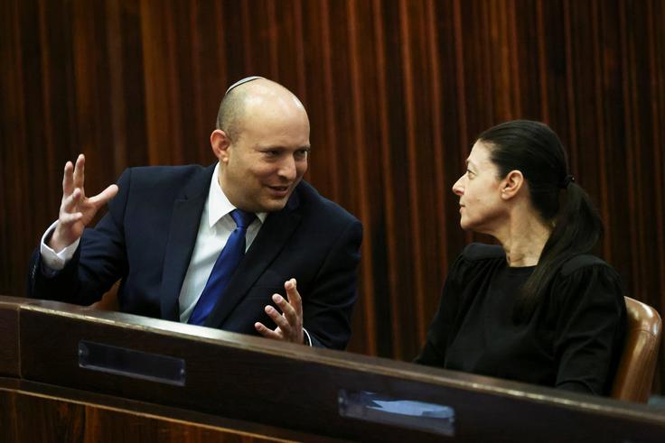 Naftali Bennett, ta na glavi vedno nosi značilno judovsko versko pokrivalo kipo, bo prvi izraelski premier iz iz vrst ortodoksnih Judov. Na drugi strani je Michaelijeva velika zagovornica sekularnega Izraela. | Foto: Reuters
