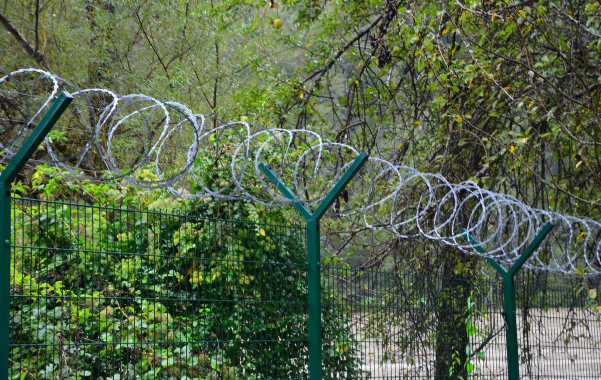 Ograja | Potek ograje je še vedno državna skrivnost, skoraj dvestokilometrsko traso ograje poznajo le ministrstvo, policija in izvajalec, ki jo je postavljal. | Foto STA