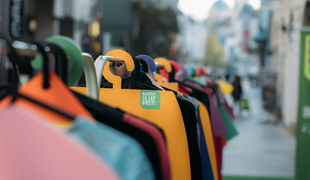 Obešalniki zgodb sredi Ljubljane razkril resnico o naši potrošnji.