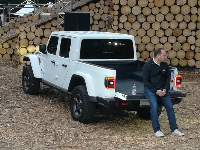 Jeff Hines, vodja znamke Jeep za Evropo, Srednji vzhod in Afriko, je novinarjem v živo predstavil novega pickup-a. Gladiator je 78 cm daljši od wranglerja, evropskemu tržišču je namenjen 3-litrski 260-konjski dizel z 8-stopenjskim menjalnikom.
 | Foto: Aleš Črnivec in Jeep
