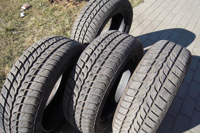 Pnevmatike | Zimske pnevmatike zaradi mehkejše gumene zmesi v poletnem času niso tako varne kot letne pnevmatike. Podaljša se zavorna razdalja in povečata poraba goriva in obraba.