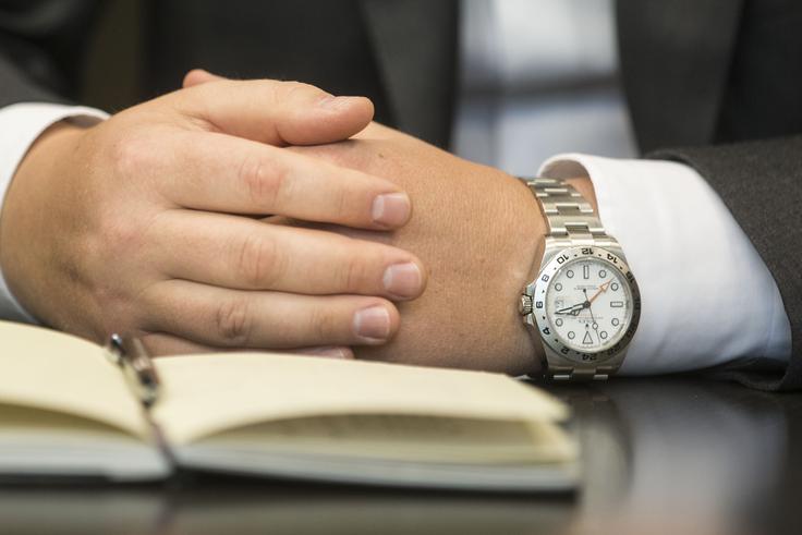 "Dobre obleke potrebujem zaradi službe, tukaj pač ne morem biti v supergah in raztrganih kavbojkah. Tako se lahko oblačiš šele, ko si uspešen kot Bill Gates." | Foto: Matej Leskovšek