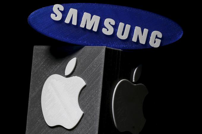 Lahko nova Samsungova telefona sprožita nadaljevanje patentne vojne med južnokorejskim tehnološkim gigantom in Applom? Pred leti jo je začela prav podobnost med nekaterimi Samsungovimi (telefon Galaxy S, tablica Galaxy Tab) in Applovimi napravami.  | Foto: Reuters
