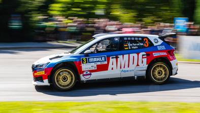 Otroško razposajen in z nazaj obrnjeno kapo: v Sloveniji je užival nemški milijarder