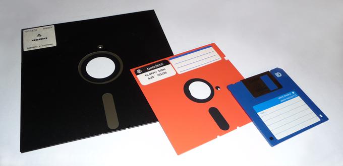 Diskete smo opustili pred približno četrt stoletja, a se je marsikje v ameriški državni upravi računalniška evolucija ustavila še pri najstarejših, največjih in najmanj učinkovitih osempalčnih disketah, je razkrilo poročilo iz Washingtona. | Foto: Wikipedia