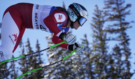 Avstrijka po hudi poškodbi spet na smučeh