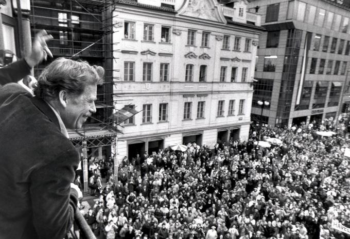 Novembra in decembra 1989 so Čehi in Slovaki s tako imenovano žametno, to je nenasilno revolucijo, prisilili vladajoče komuniste, da so privolili v demokracijo. V času žametne revolucije je oporečnik Havel postal predsednik države.  | Foto: Reuters