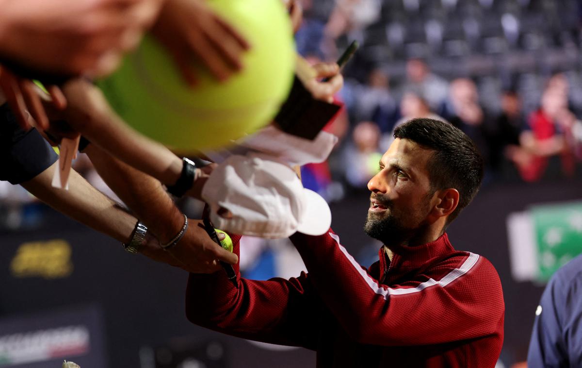 Novak Đoković | Novak Đoković je v petek po odhodu s teniškega igrišča v Rimu doživel bizarno nesrečo, zato se je danes preventivno opremil s čelado.  | Foto Reuters
