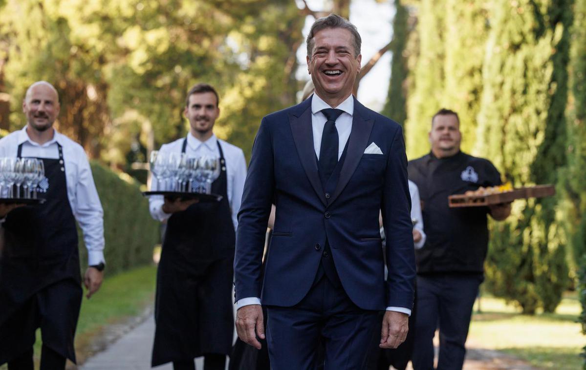 Robert Golob, poroka | Robert Golob je zbranim medijskim ekipam pred Vilo Tartini pripravil manjšo pogostitev. | Foto STA