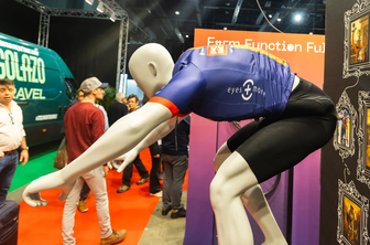 Revolucionarna novost? Kolesarski dresi z zračno blazino za večjo varnost kolesarjev. #video