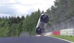 Spektakularna nesreča na nepredvidljivem Nürburgringu (video)
