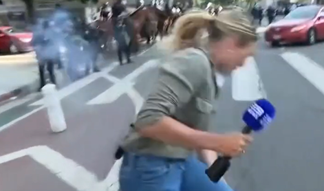 Incident na protestih: policist novinarko ustrelil z gumijastim nabojem #video