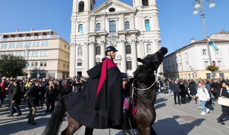 EPK: Ne pozabimo, da še vedno vozi vlak spomina na fojbe in da je Mussolini častni občan Gorice