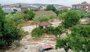 "Grke čaka dobeseden potop." Hiše in avtomobili že pod vodo. #video