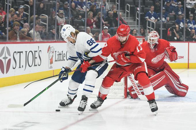 Toronto Maple Leafs (v belem dresu) so v gosteh s kar 6:0 premagali Rdeča krila iz Detroita.  | Foto: Reuters