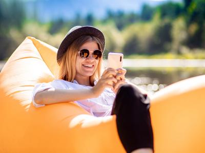 Plačujete preveč za mobilni paket? Ta ponuja neomejene klice in internet za 4,99 evra.