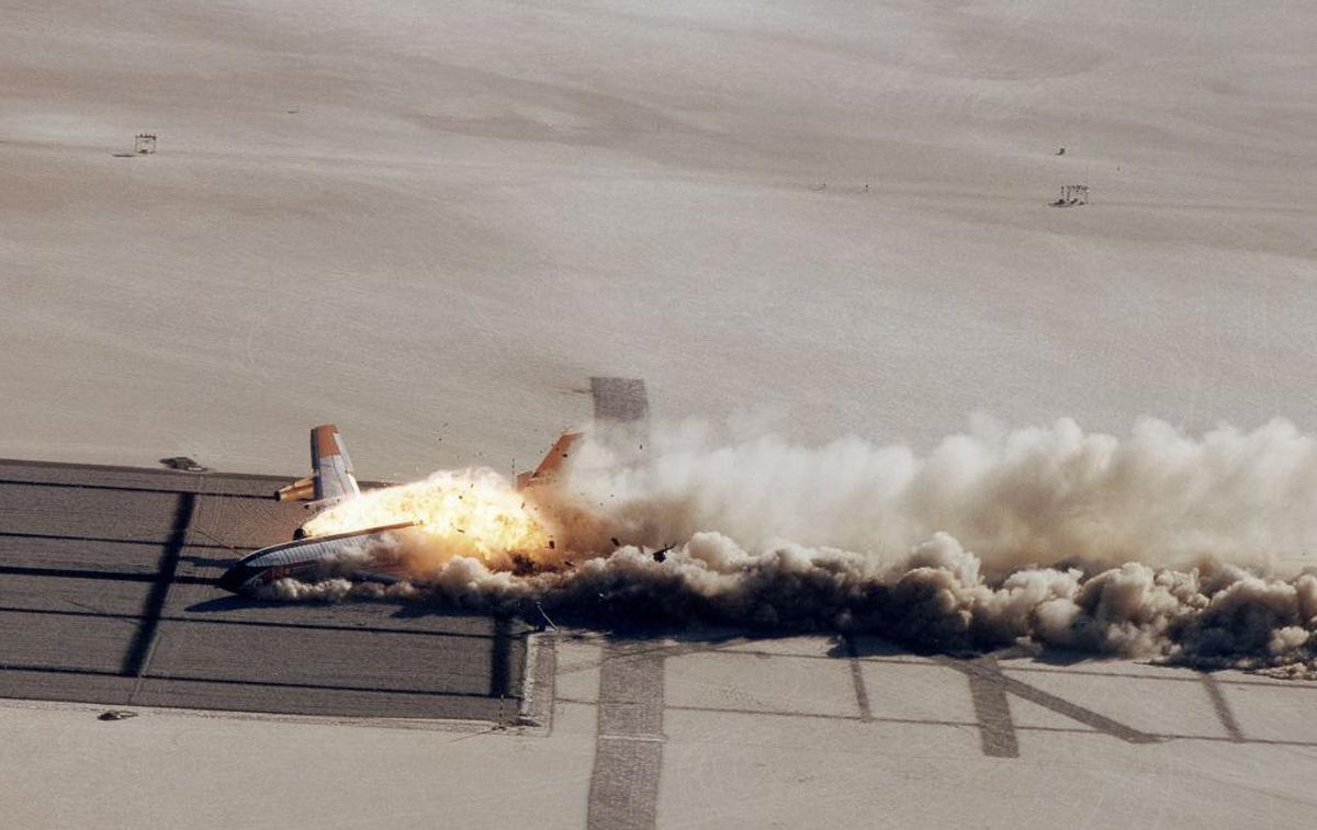 Nasa, Boeing 720 | Primarni eksperiment, zaradi katerega so Američani namenoma strmoglavili potniško letalo, ni uspel, se je pa kasneje izkazalo, da so zaradi simulirane nesreče vendarle pridobili uporabne povratne informacije za izboljšanje varnosti potnikov. | Foto NASA