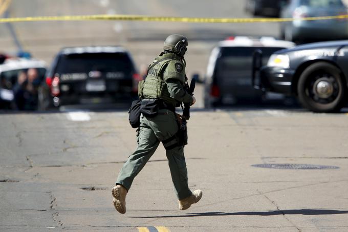 Do zob oboroženi pripadnik ameriških SWAT med policijsko akcijo.  | Foto: Reuters
