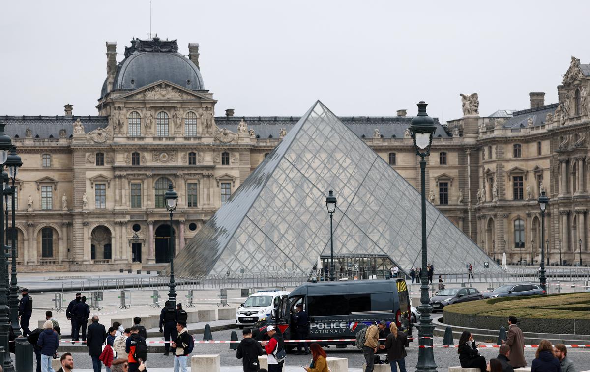 Tatovi oropali Louvre | Osumljenca naj bi bila stara okoli 30 let, prihajala pa naj bi iz severnega predmestja Pariza Seine-Saint-Denis.  | Foto Reuters