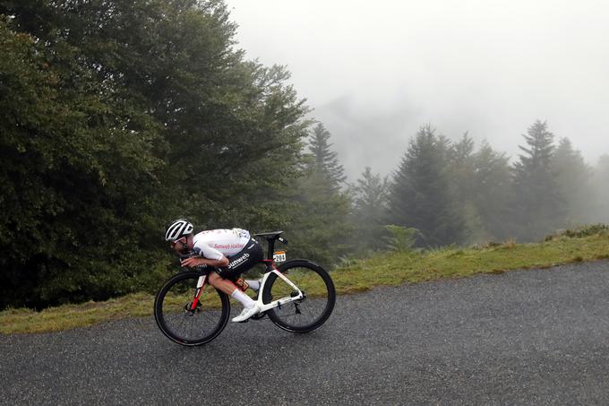 Spust, kjer se kolesar s telesom nasloni na zgornjo cev kolesa in poganja pedala, bo po novem kaznovan. Prepovedan je že dlje časa, a ga sodniki do zdaj niso kaznovali.  | Foto: Guliverimage/Getty Images