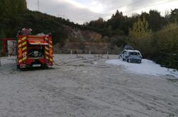 Lopova zažgala BMW takoj po oboroženem ropu vozila za prevoz denarja #foto #video