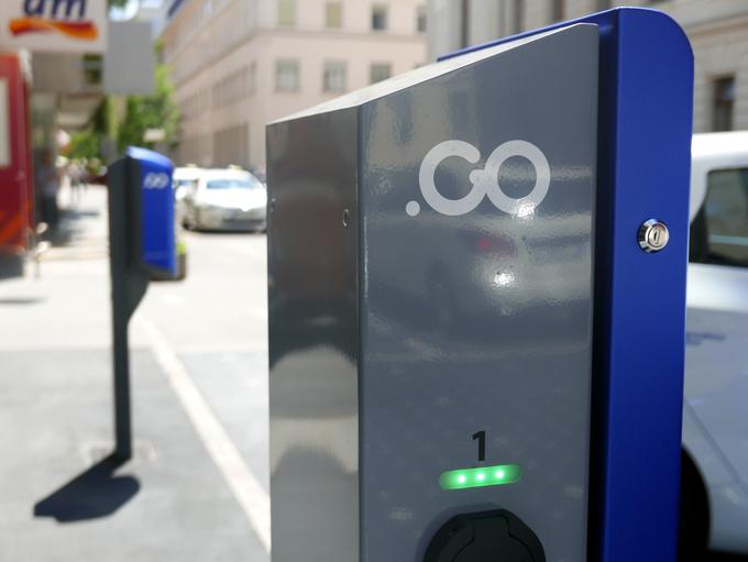 Na lokacijah s parkiranimi vozili so postavljene tudi nove električne polnilnice. | Foto: Gregor Pavšič