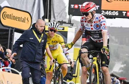 Varnostnik skoraj sklatil Tadeja Pogačarja s kolesa #video