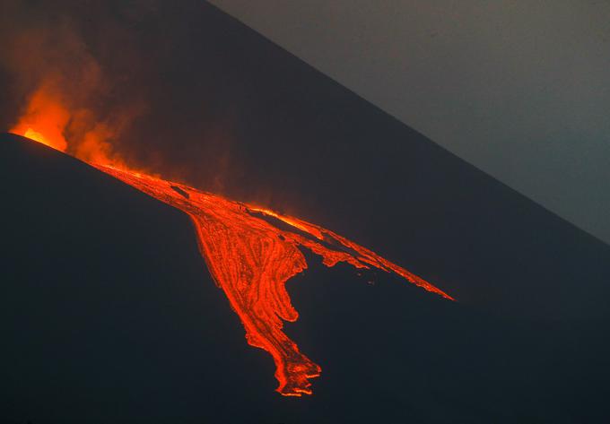 Iz vulkana se bodo prav tako še kar nekaj časa sproščali strupeni plini, ki bi lahko ogrozili prebivalce otoka. Tudi lava se bo še dolgo ohlajala, preden bo temperatura dosegla varno raven.
 | Foto: Reuters