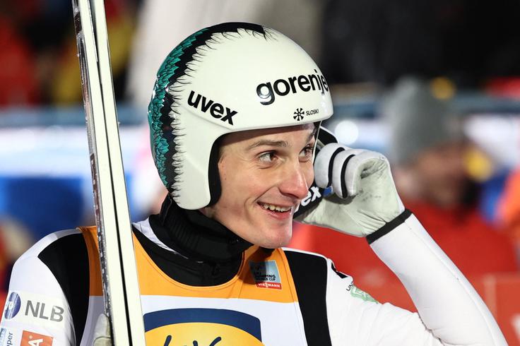 Domen Prevc jo je rešil in ji prinesel posebne nogavice. | Foto: Reuters