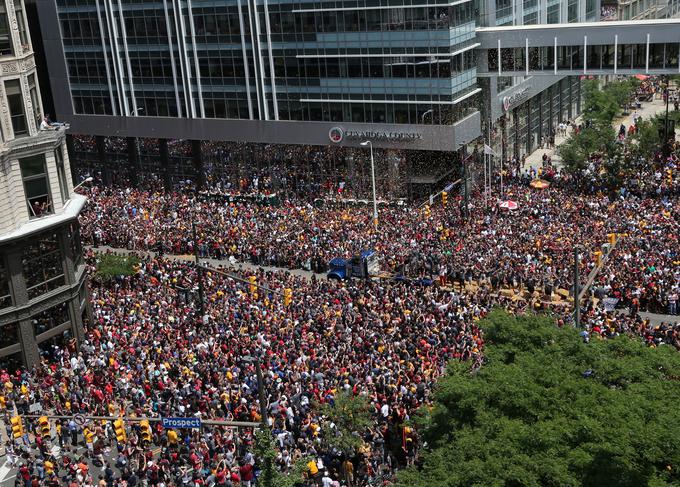 Na ulicah je bilo več kot 1,3 milijona navijačev. | Foto: 