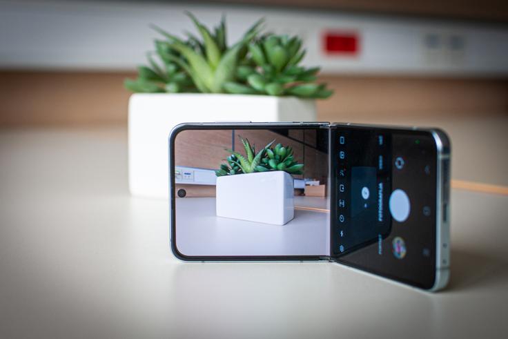 Kamere na novem flipu so ostale nespremenjene od lanskega predhodnika, a pri Samsungu pojasnjujejo, da so izboljšali pripadajočo programsko opremo, zaradi česar so fotografije vendarle lahko nekoliko boljše.  | Foto: Gaja Hanuna