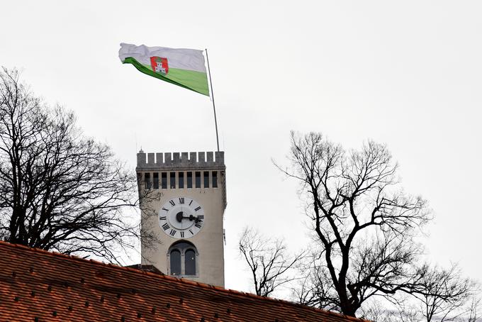 Zastava Ljubljanski grad | Foto: STA ,