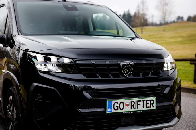 Peugeot Rifter | Peugeot Rifter združuje prostornost klasičnega enoprostorca, robusten videz športnega terenca in uporabnost lahkega gospodarskega vozila, pri čemer ostaja prijazen za vsakodnevno rabo, družinske izlete in poslovne naloge. | Foto P Automobil Import