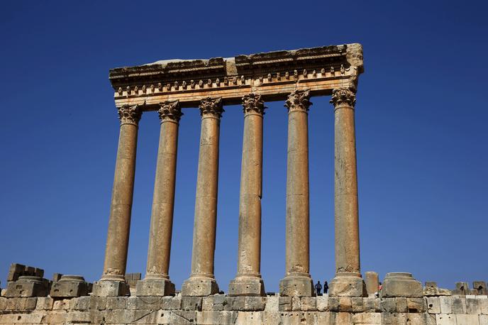 Tempelj boga Jupitra v Libanonu | Ruševine templja rimskega boga Jupitra, ki je bil zgrajen v današnjem Libanonu. Izvirna oblika imena Jupiter v latinščini je bila Dyeuspater, kar pomeni Nebeški oče. | Foto Guliverimage
